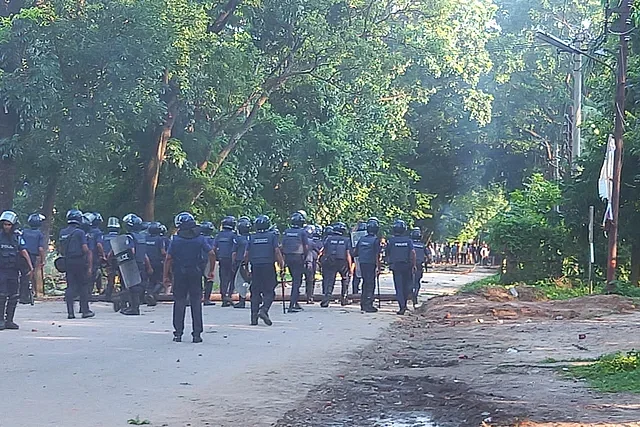 Students protesting for quota reform in government jobs have clashed with police at Jahangirnagar University. The picture was taken from shaheed minar area on Wednesday.